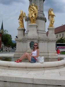 у фонтана рядом с Собором Успения Св. Марии в Загребе